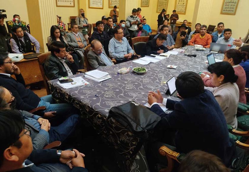 Oruro y Potosí acuerdan regalía móvil del 10 al 20 por ciento para el litio