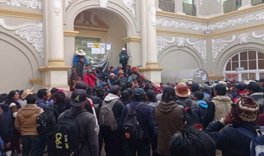 Comunarios bloquean caminos a Sucre y Oruro por un proyecto