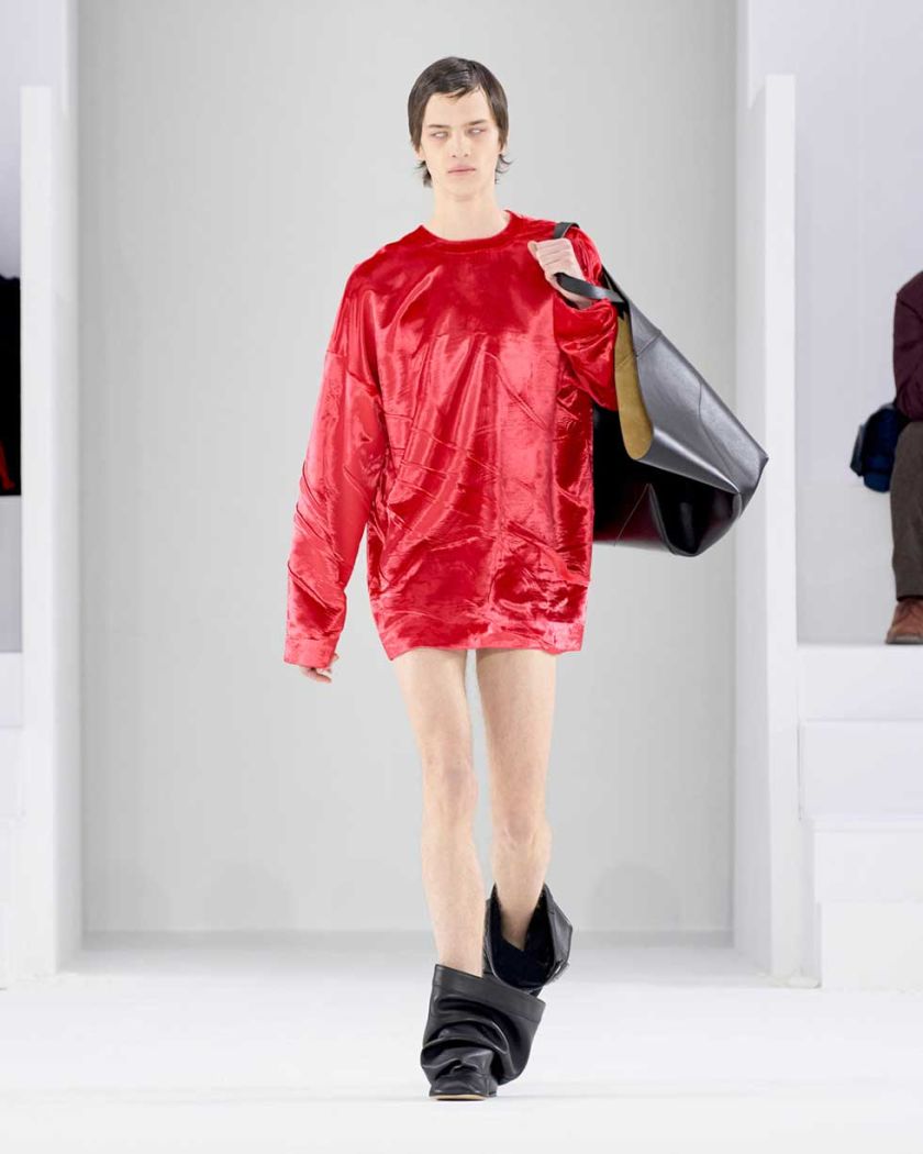 Loewe viste al hombre de cobre, estaño y pergamino