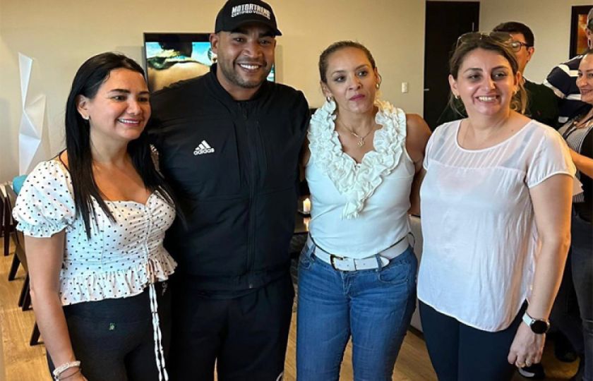 Cantante Don Omar publica foto con autoridades judiciales que atendieron su aprehensión en Santa Cruz