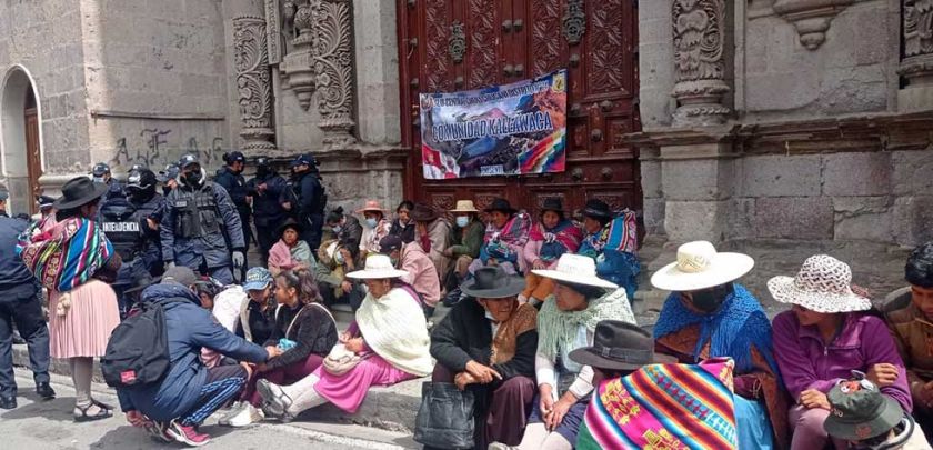 Alcalde posesiona a subalcalde de Chullchucani y supera dura crisis