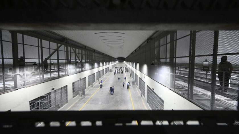¿Cómo es por dentro la nueva cárcel de El Salvador, la más grande de América?