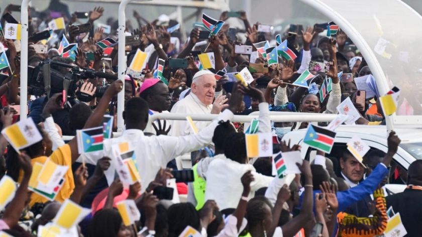 El Papa llama a "deponer las armas" al cierre de visita a Sudán del Sur