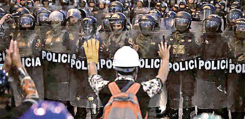 Disturbios en una protesta  multitudinaria de peruanos