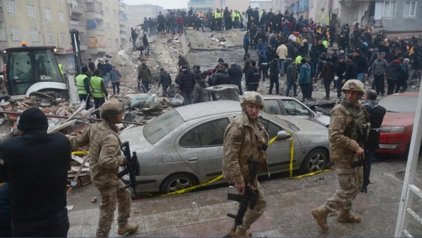 "Pensamos que era el apocalipsis", dice un sobreviviente del terremoto en Turquía