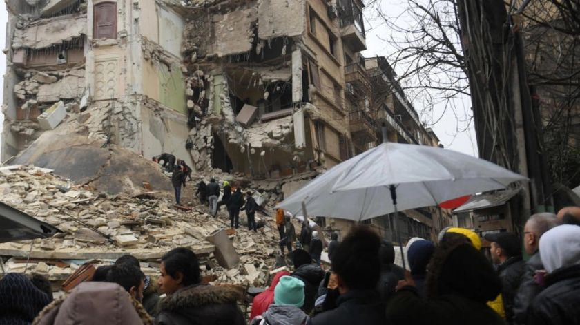 Poderoso sismo causa unos 1.800 muertos en Turquía y Siria