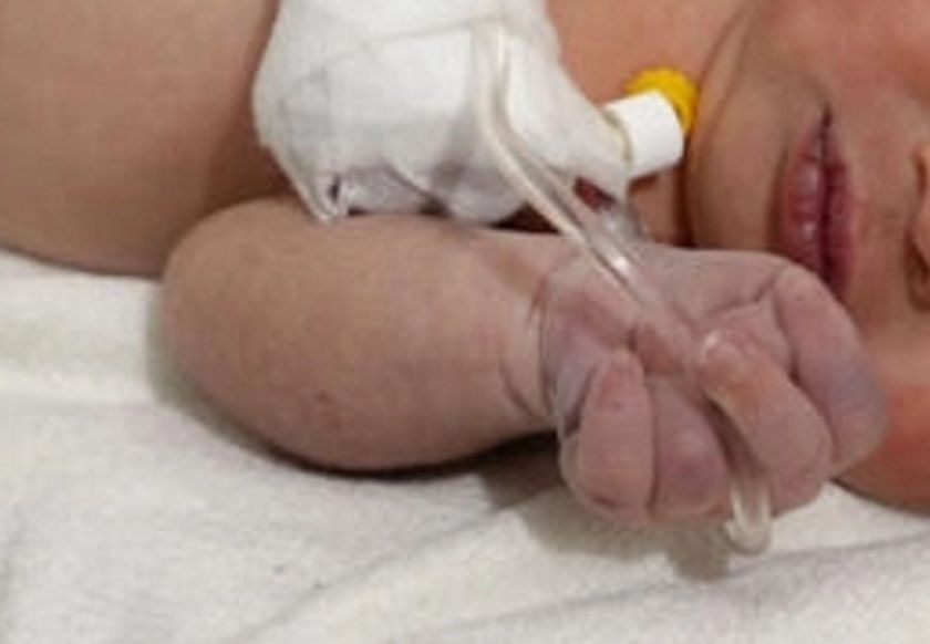 Rescatan a una recién nacida con el cordón umbilical entre los escombros en Siria
