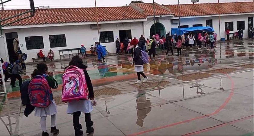 Lluvias dificultan que alumnos vayan a clases en la ciudad de Uyuni