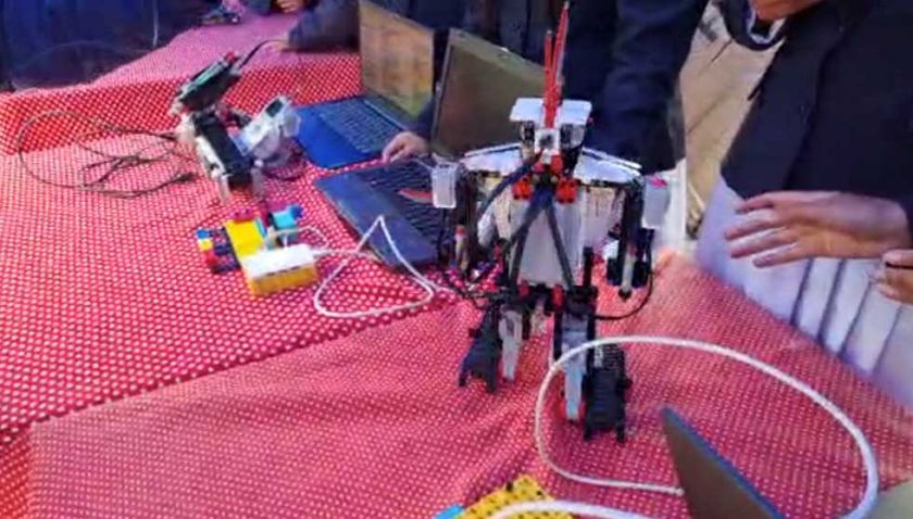 Estudiantes exponen logros y conocimientos en una feria de robótica