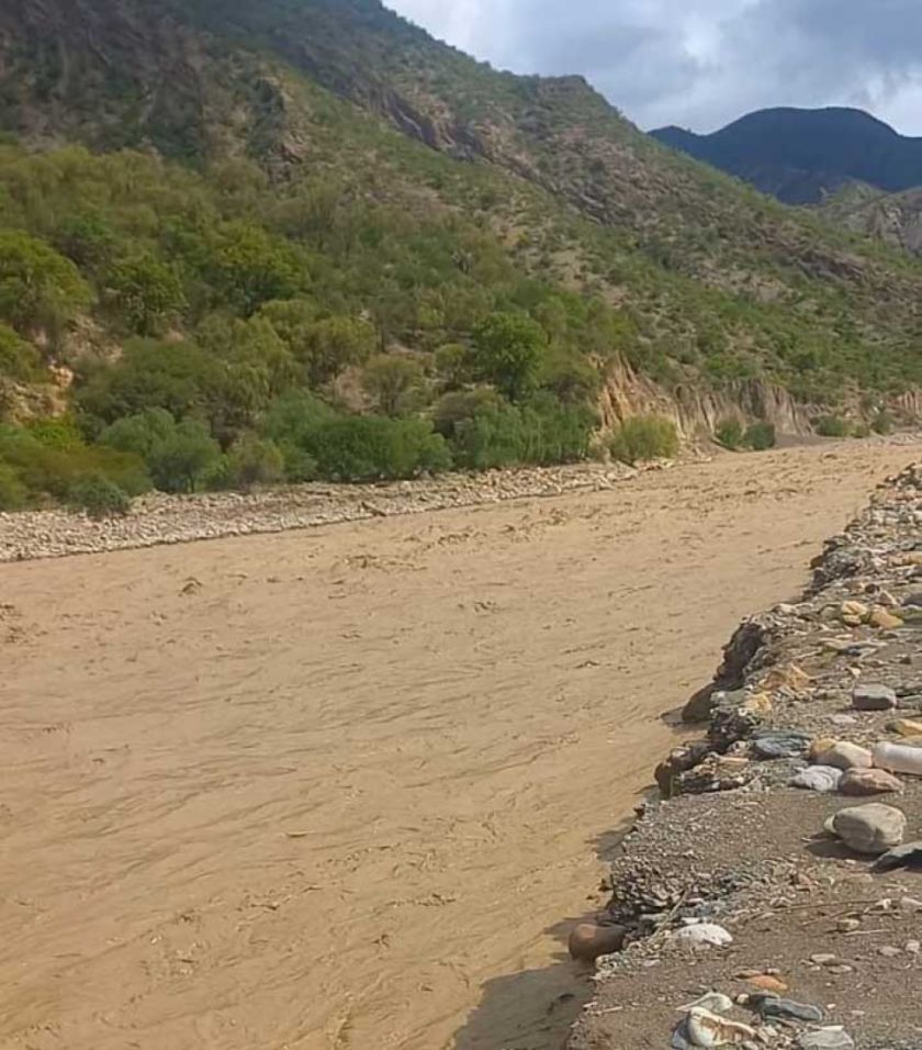 Buscan el cuerpo de un anciano llevado por río