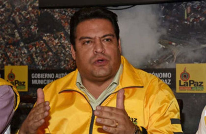 Activan sello azul de Interpol contra exalcalde Luis Revilla por el caso PumaKatari