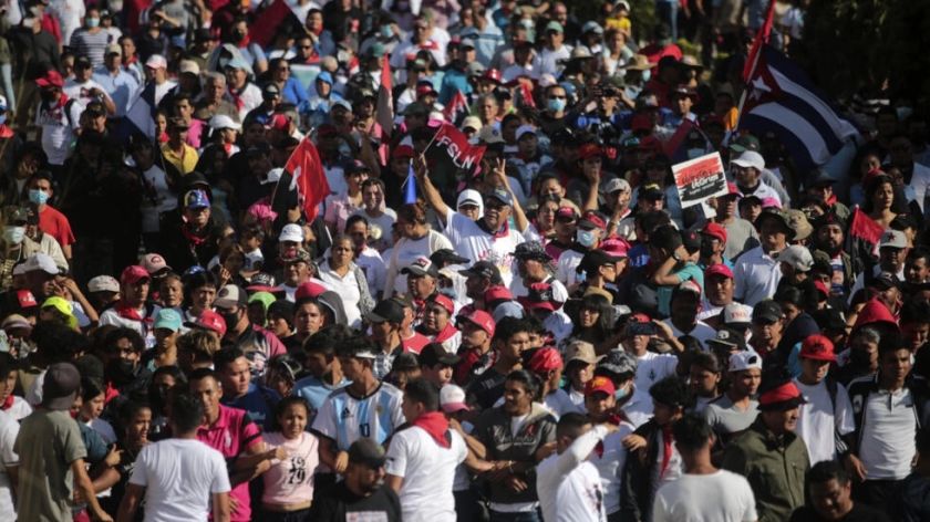 Miles marchan en Nicaragua en apoyo a decisión de Ortega de expulsar opositores