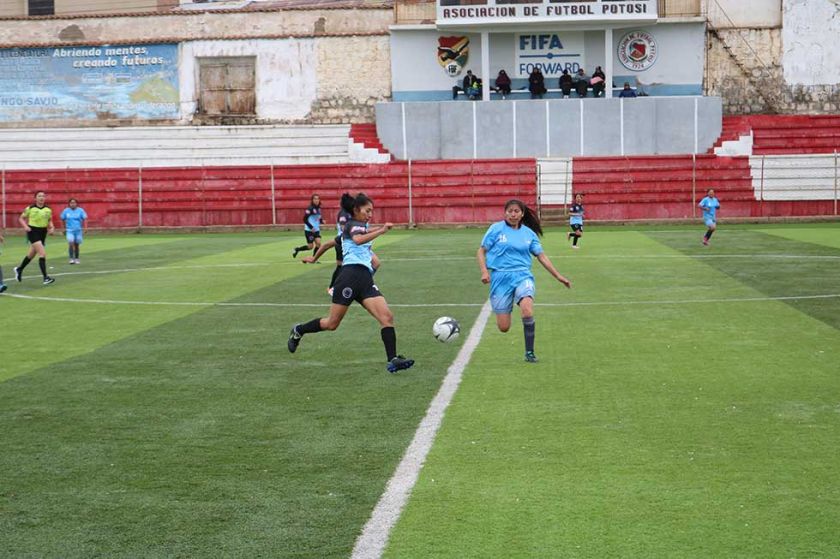 Mojotorillo y P.A.T las Delicias miden fuerzas en el torneo de fútbol damas