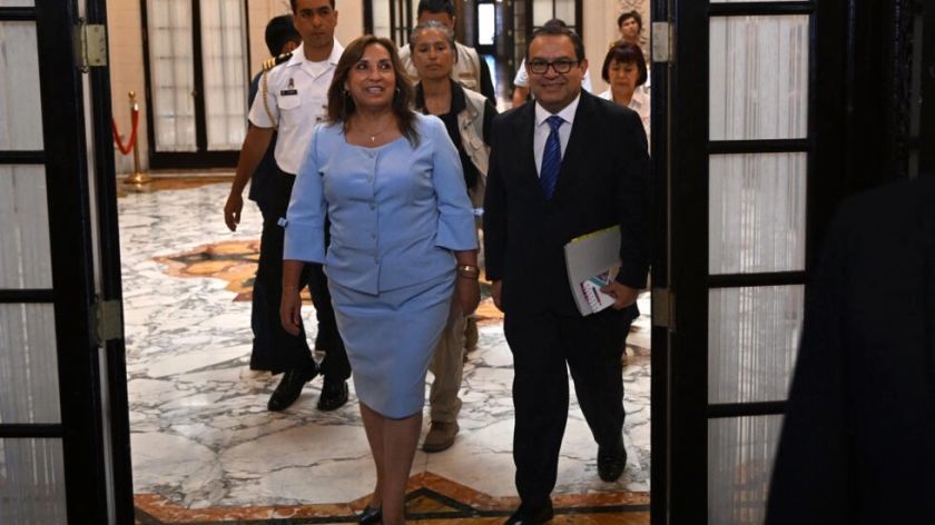 "Estamos en una democracia frágil" pero hay que reforzarla, dice Boluarte