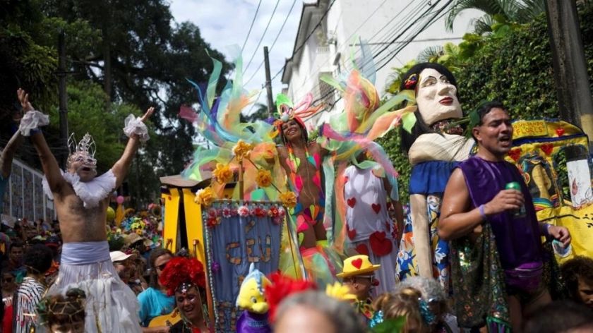 Rio de Janeiro "renace" con la vuelta de su carnaval callejero