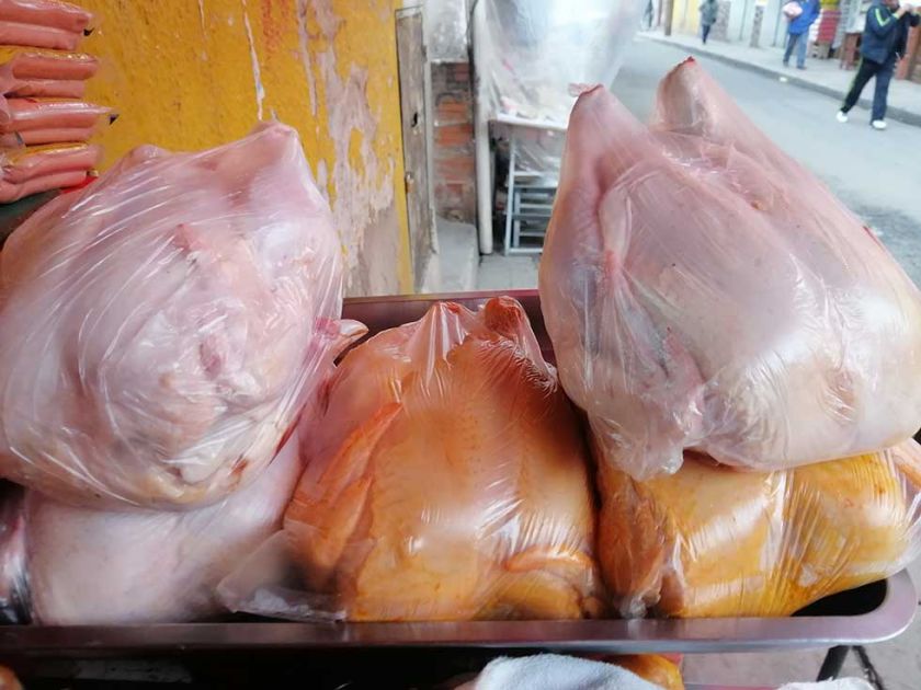 Endurecen medidas de control para evitar el ingreso de carne de pollo