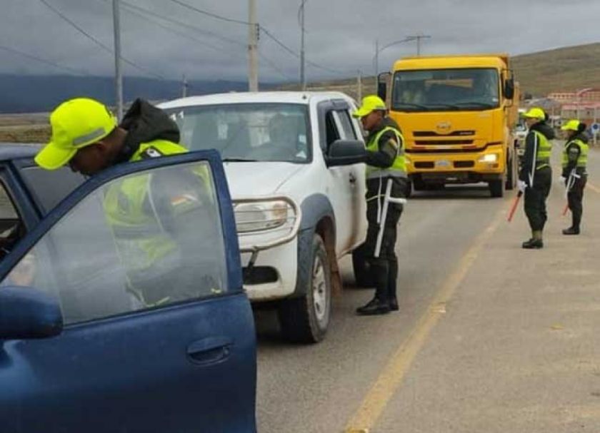 Arrestan a dos peruanos que estaban con armas blancas