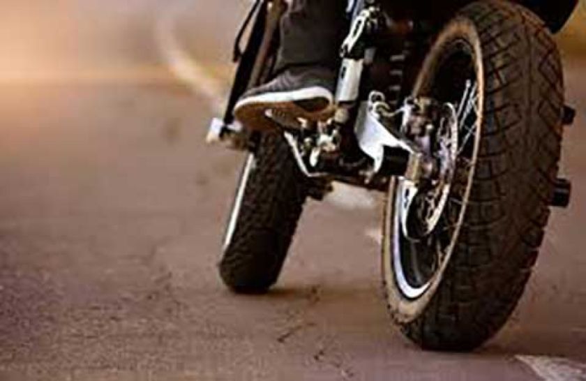 Delincuentes con arma en mano roban motocicleta