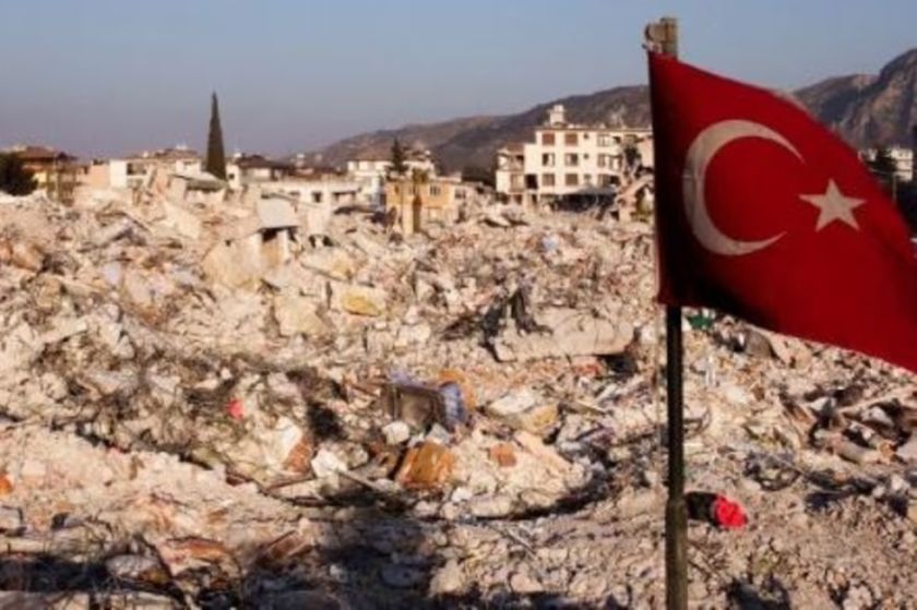 Rescatan bajo los escombros a otros tres supervivientes del sismo en Turquía
