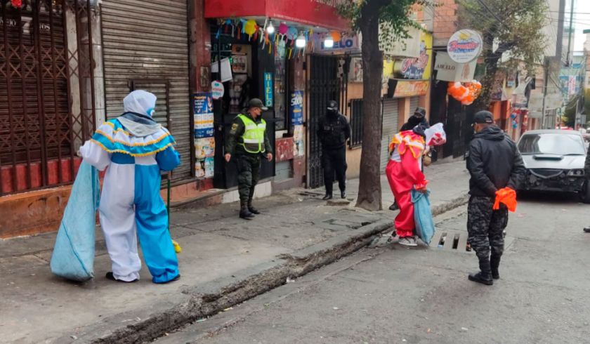 La Paz: Carnavaleros infractores a la Ley también hacen trabajo comunitario este martes de ch’alla
