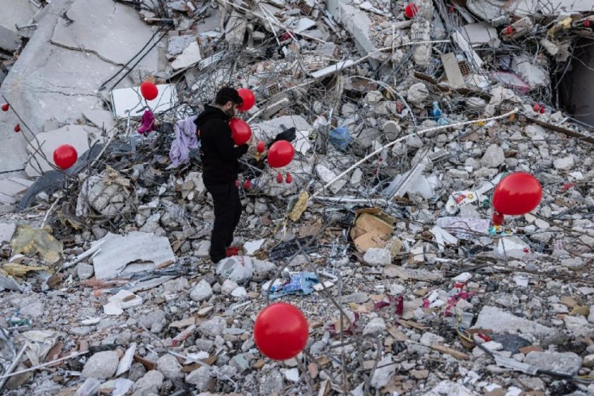 Globos rojos en ciudad turca de Antakya en homenaje a los niños muertos en el terremoto