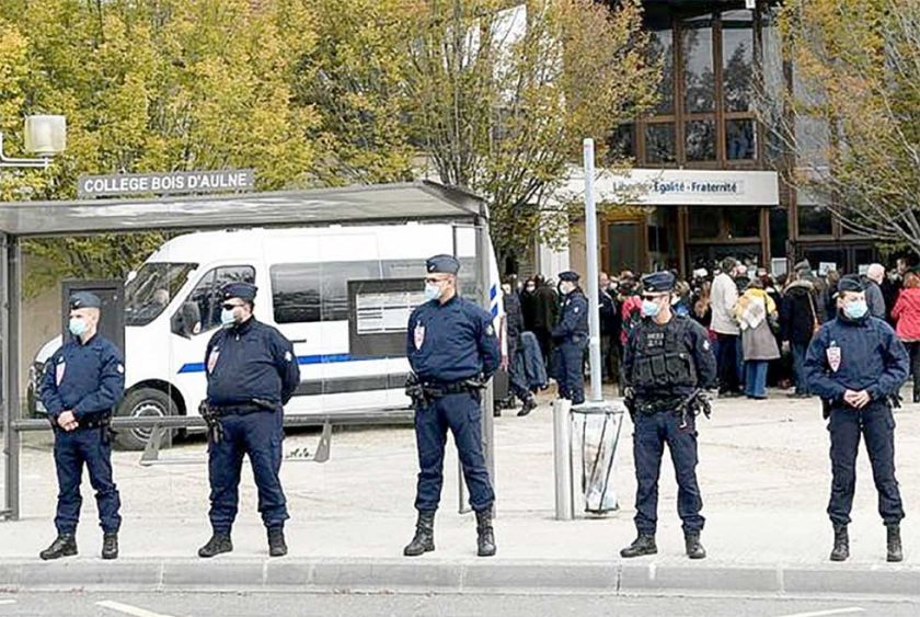 Maestra muere apuñalada por estudiante en Francia