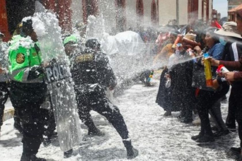 En Puno, el carnaval pone protestas en pausa y los policías se unen a la fiesta