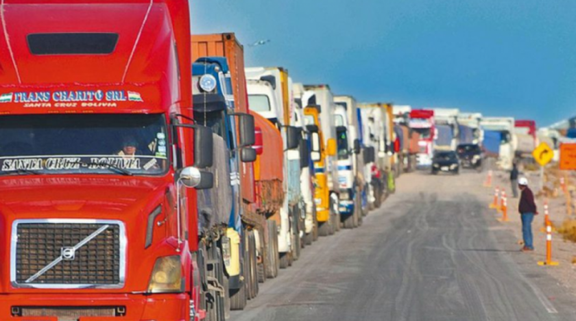 Reportan que camioneros atrapados en Perú llegan a la frontera con Bolivia, pero aún no pueden pasar