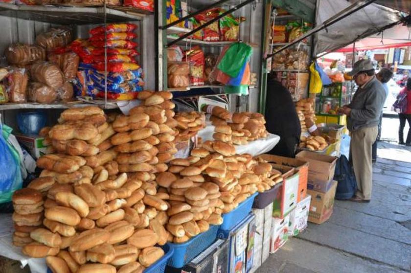 Alcalde promulga Ley que congela el precio del pan