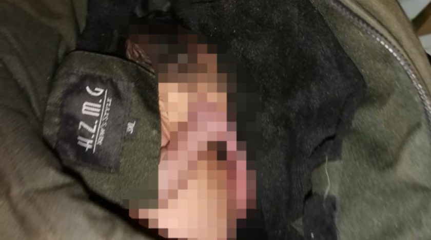 La Paz: Hallan a un bebé recién nacido abandonado en una casa de perro en la vía pública