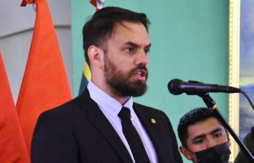 Ministro de Gobierno niega que baja de más de 200 policías sea por la crisis 2019