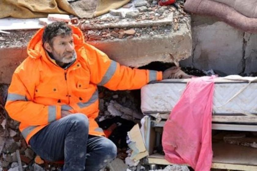 Ola de solidaridad para turco fotografiado sosteniendo la mano de su hija muerta tras sismo