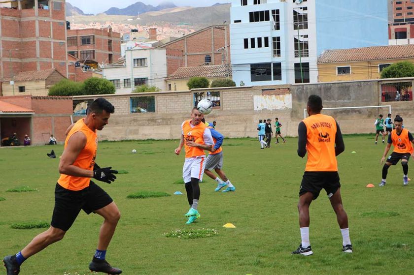 El estratega Espada fortalece el trato del balón en el equipo de Real Potosí