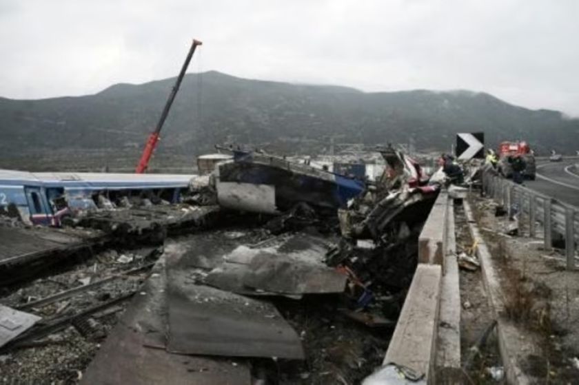 Vagones pulverizados y calcinados tras el accidente de tren mortal en Grecia