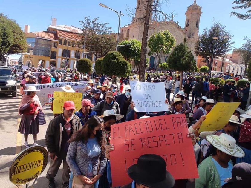 Marchan para impedir alza de precio del pan  y pasajes en microbús