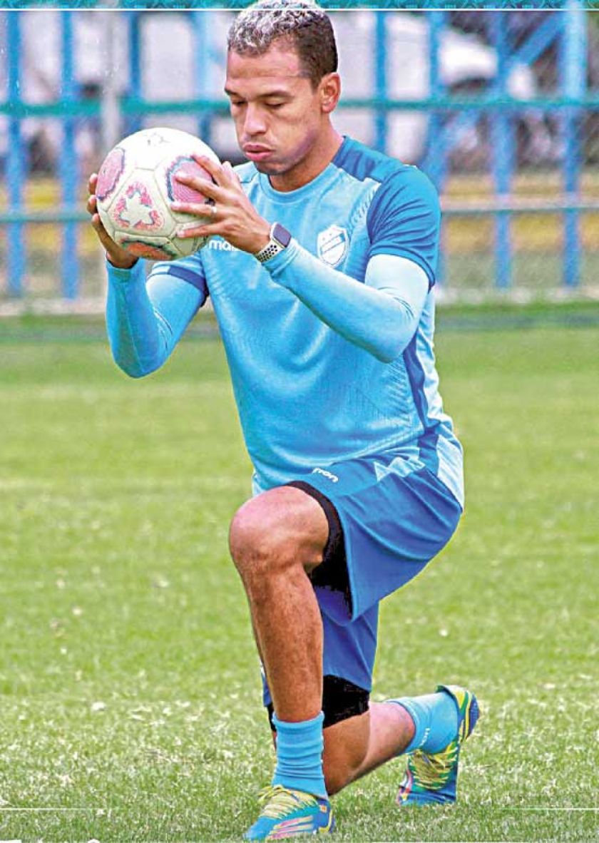 Reinoso será titular en Aurora 