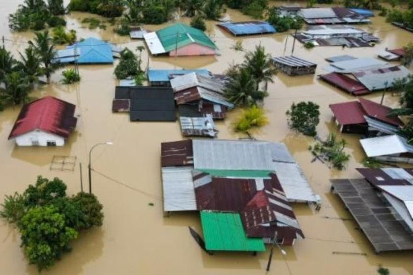 Cuatro muertos y decenas de miles de evacuados deja una inundación en Malasia