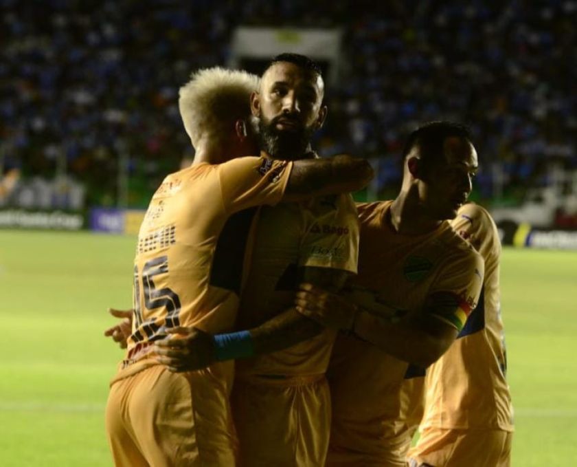 Bolívar arrolla a Blooming con un triplete de Fernández