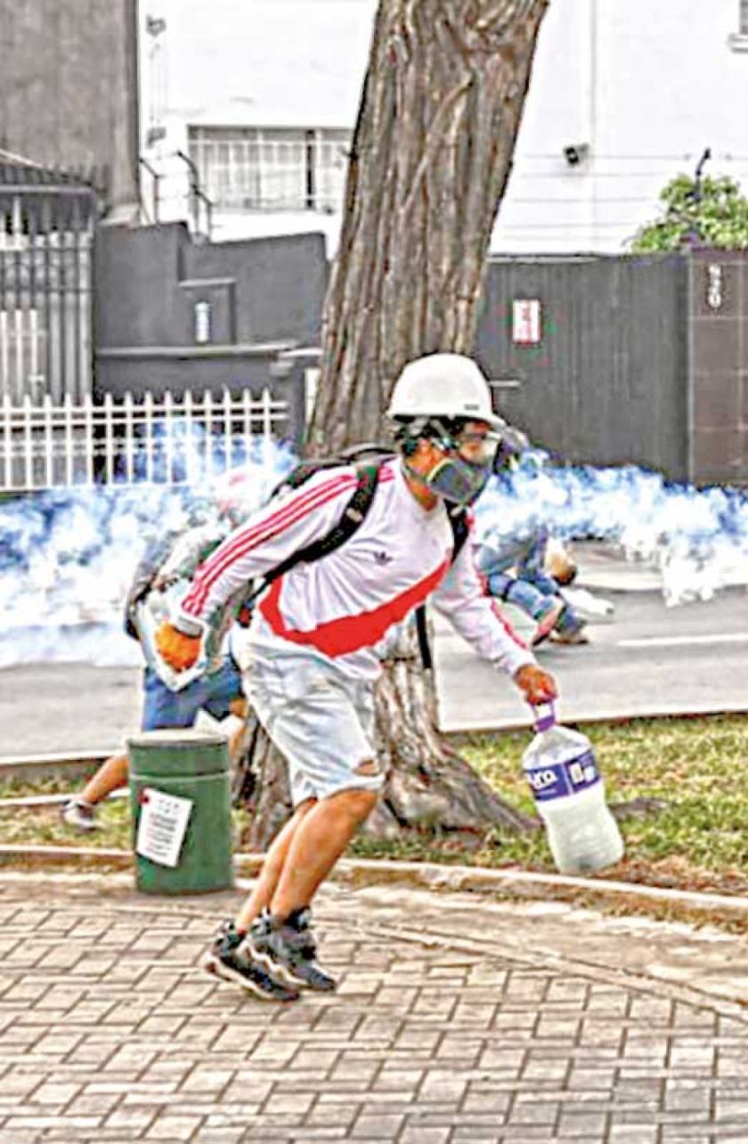 Perú: Una comisaría arde en protestas reactivadas