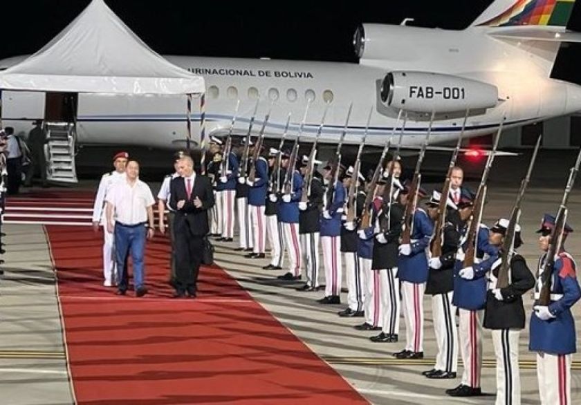Arce llega a Caracas y recuerda a Chávez como “artífice de la Patria Grande”