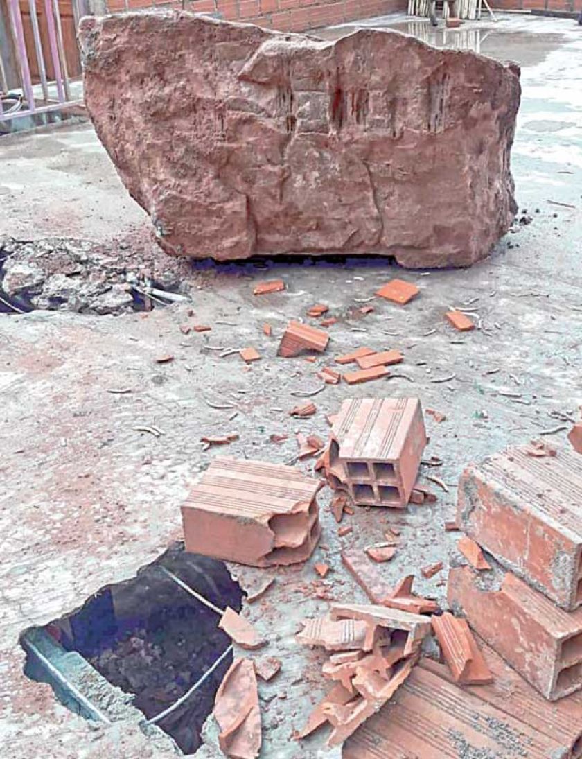 Piedra cae sobre una casa en Camargo