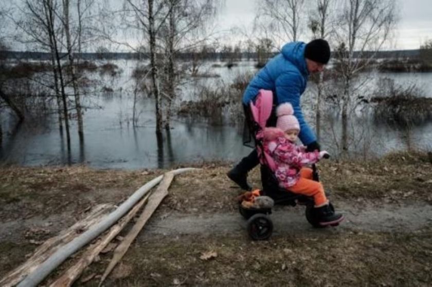 Un pueblo ucraniano inundado para frenar a Rusia sigue anegado un año después