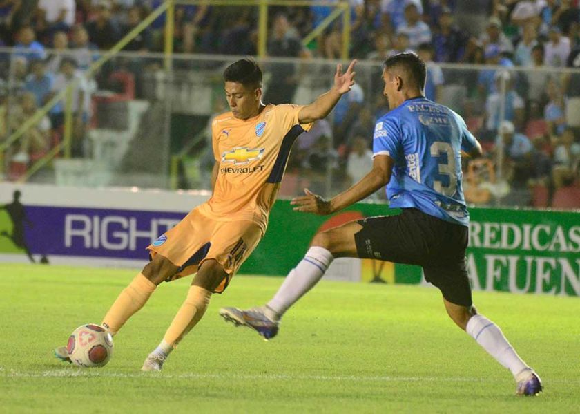Bolívar arrolla a Blooming con un triplete de Fernández