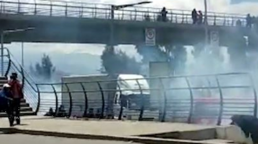 Policías gasifican a maestros en La Paz y el Ministerio de Educación convoca a diálogo