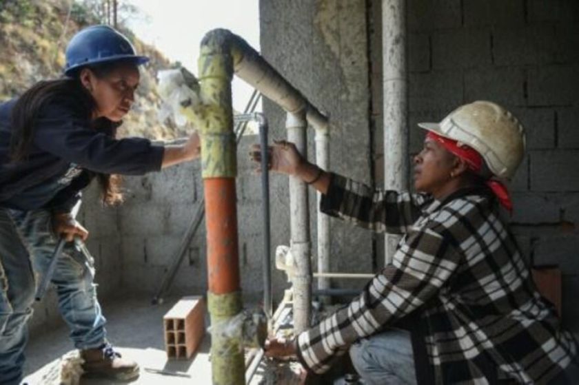 "Hemos roto paradigmas": venezolanas construyen un edificio para sus familias