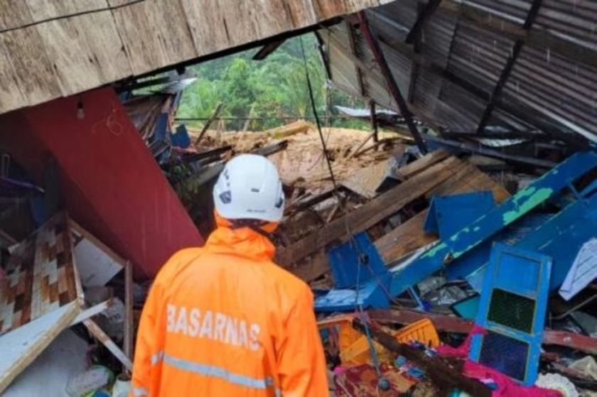 Activan búsqueda de decenas de desaparecidos por corrimiento de tierra en Indonesia
