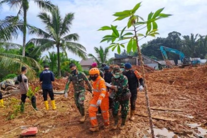 Sube a 30 muertos el balance del deslizamiento de tierra en Indonesia