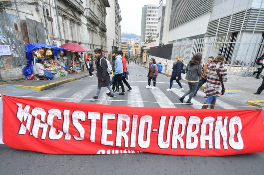Gobierno convoca al Magisterio a reanudar el diálogo y maestros marchan en Potosí