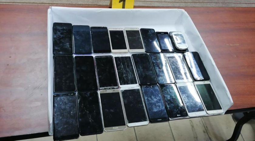 El Alto: Policía secuestra 30 celulares y arresta a tres personas en la Feria 16 de Julio