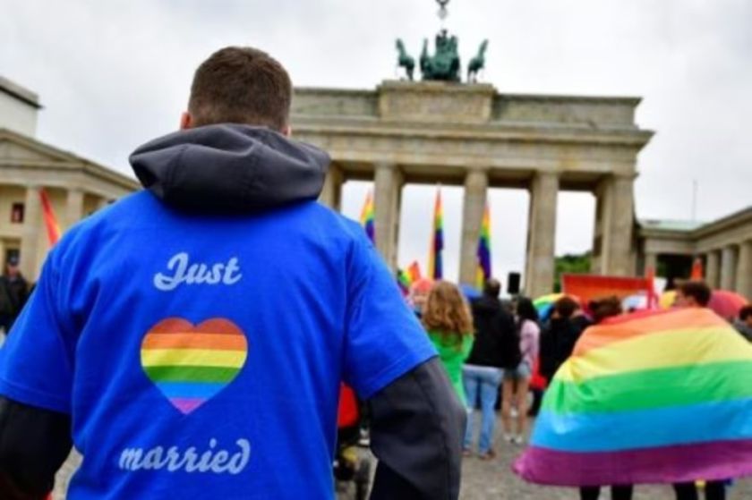 La mayoría de obispos alemanes vota a favor de las uniones homosexuales